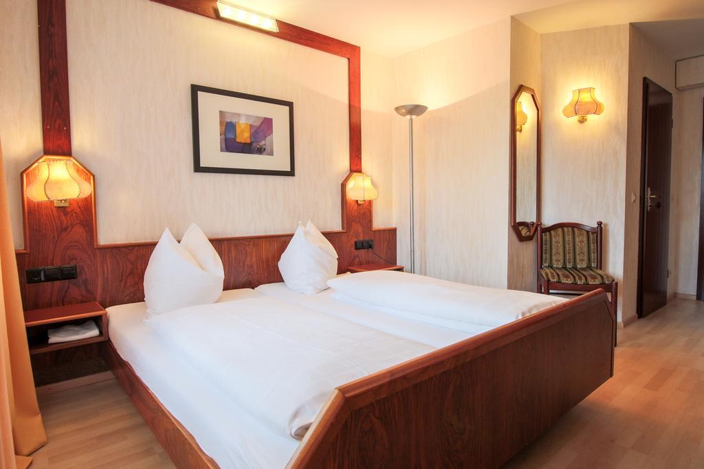 Hotel-Restaurant Und Gaestehaus Loewen Süßen Buitenkant foto