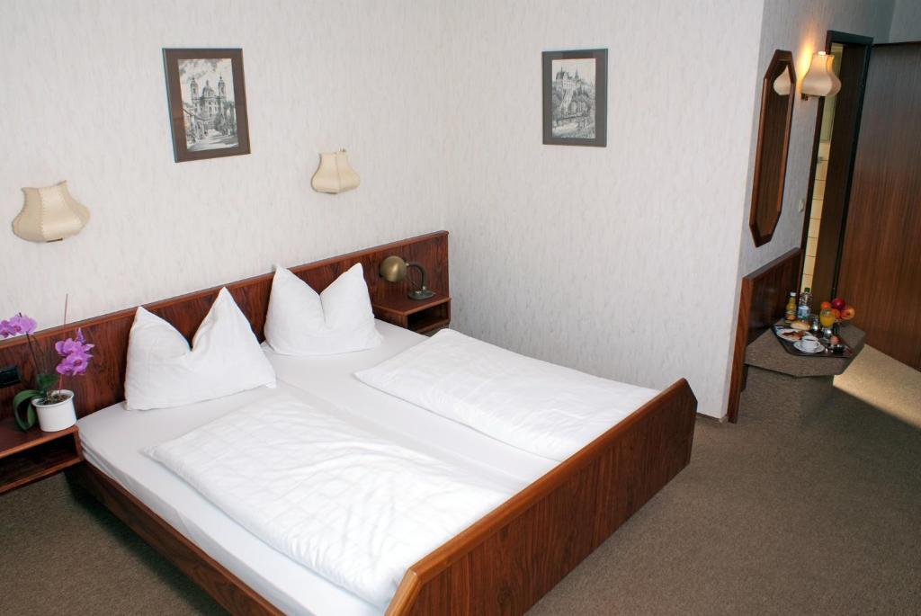 Hotel-Restaurant Und Gaestehaus Loewen Süßen Buitenkant foto