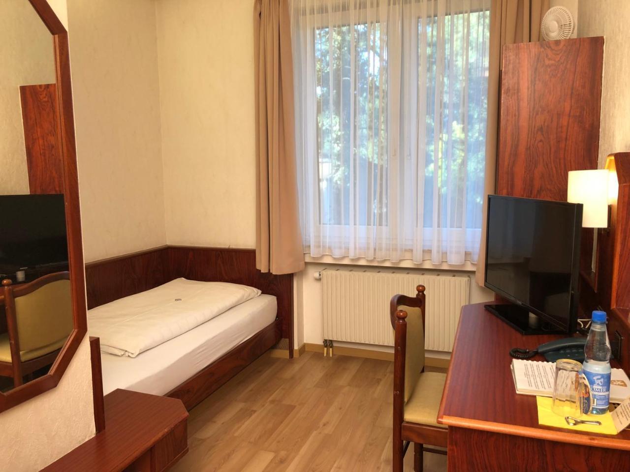 Hotel-Restaurant Und Gaestehaus Loewen Süßen Buitenkant foto