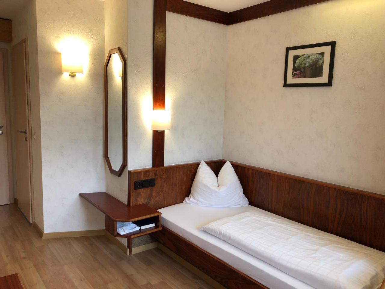 Hotel-Restaurant Und Gaestehaus Loewen Süßen Buitenkant foto