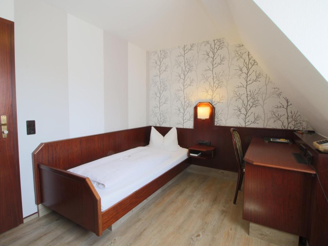 Hotel-Restaurant Und Gaestehaus Loewen Süßen Buitenkant foto