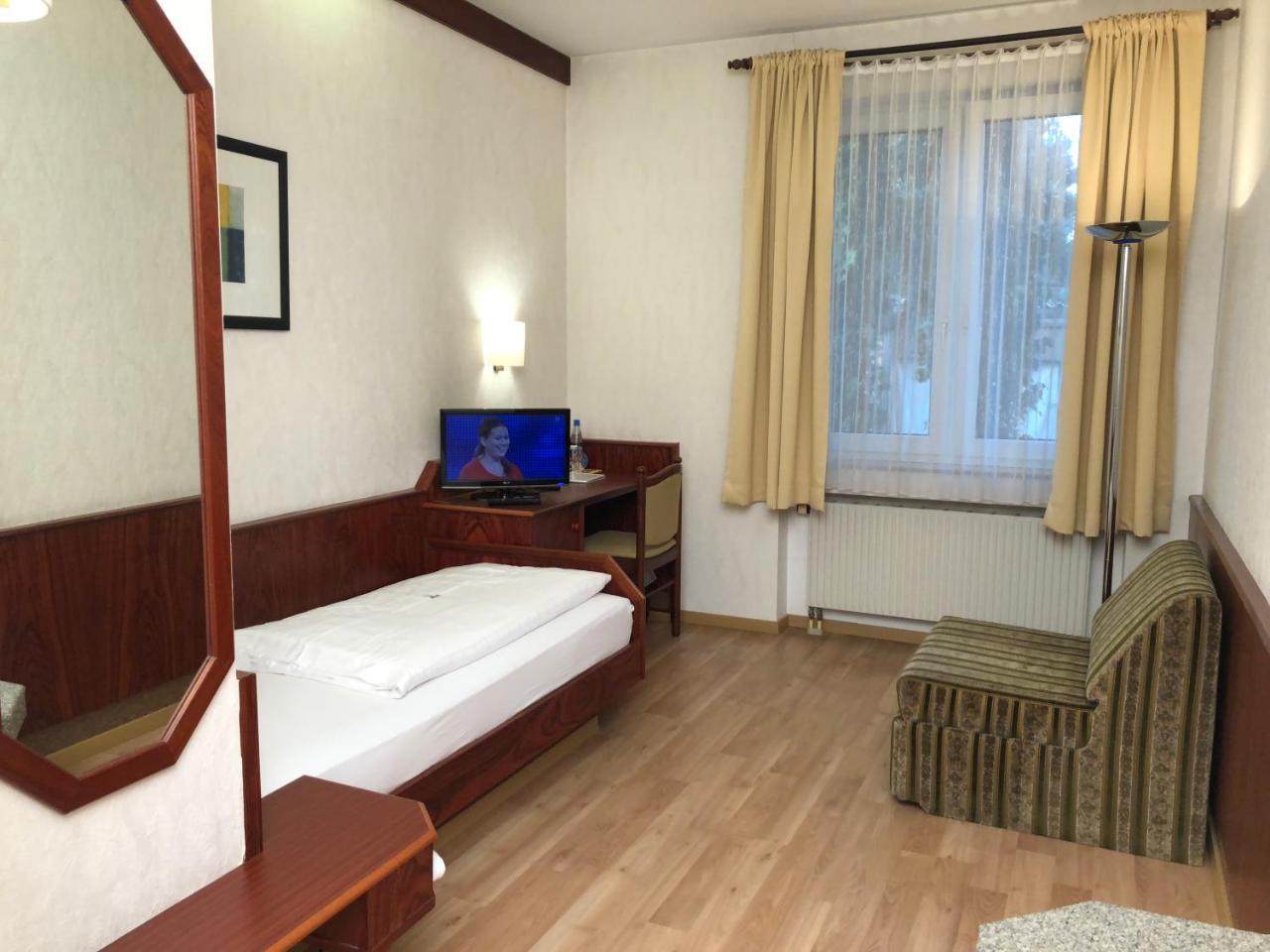 Hotel-Restaurant Und Gaestehaus Loewen Süßen Buitenkant foto