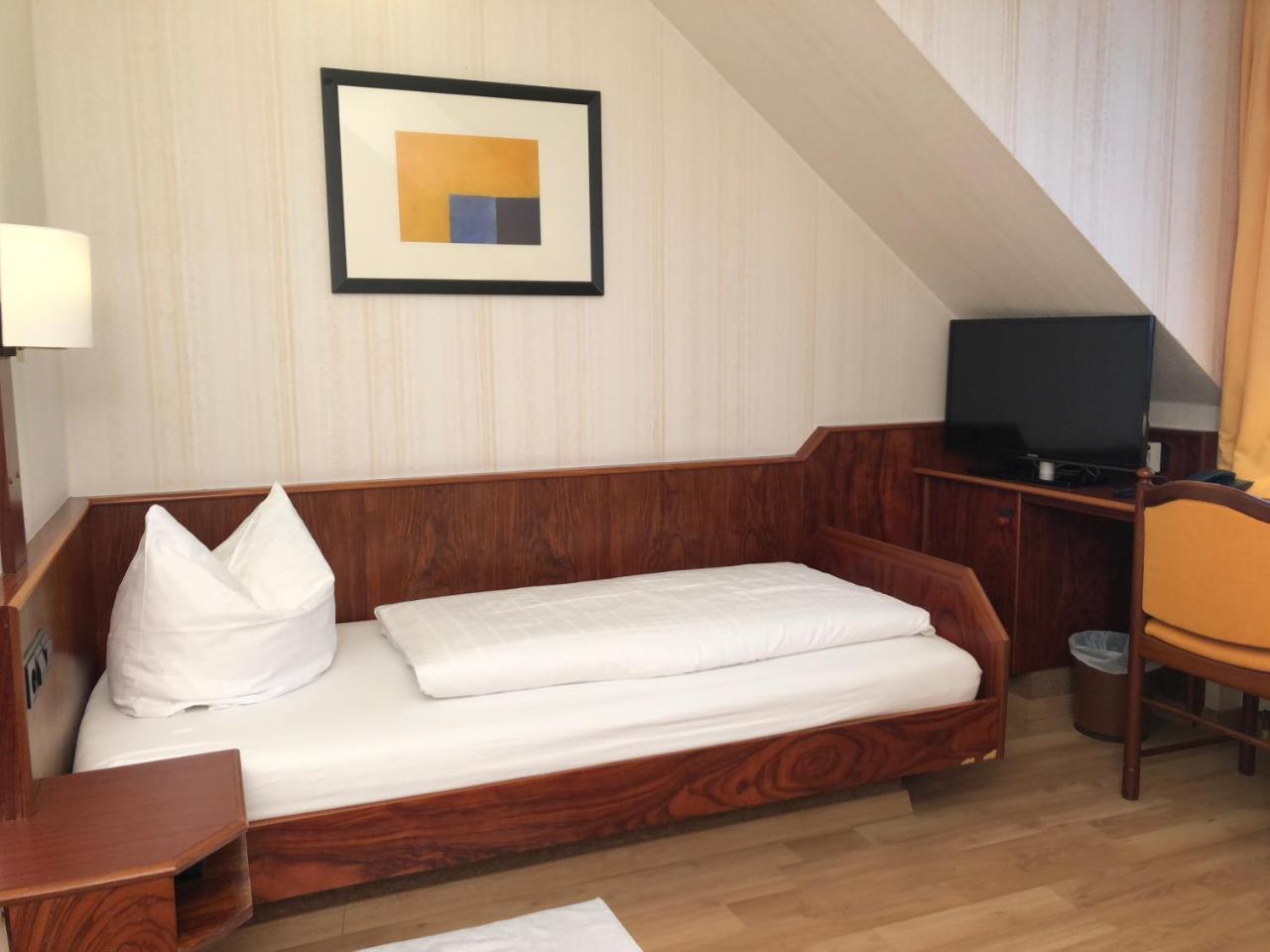 Hotel-Restaurant Und Gaestehaus Loewen Süßen Buitenkant foto