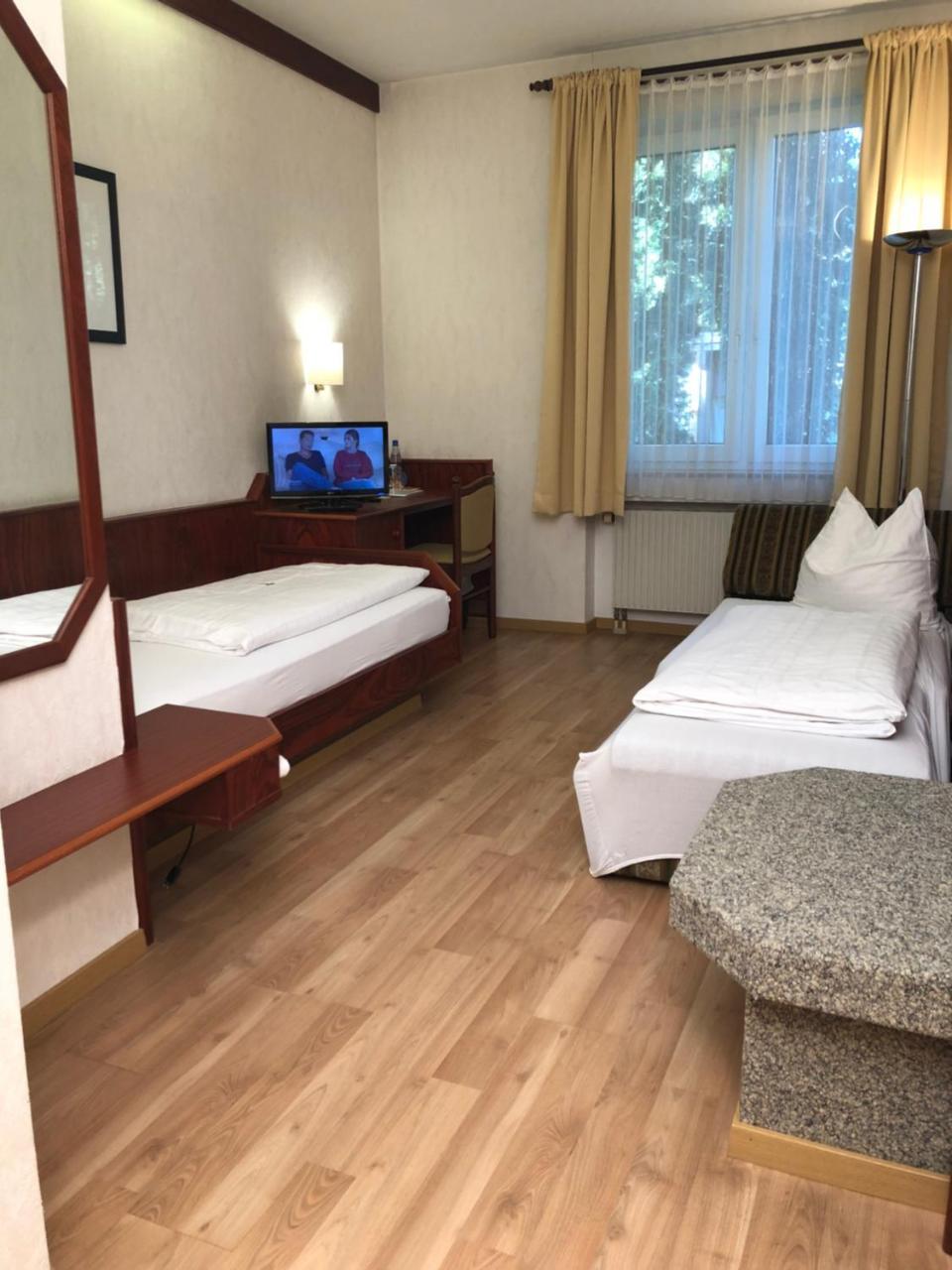 Hotel-Restaurant Und Gaestehaus Loewen Süßen Buitenkant foto