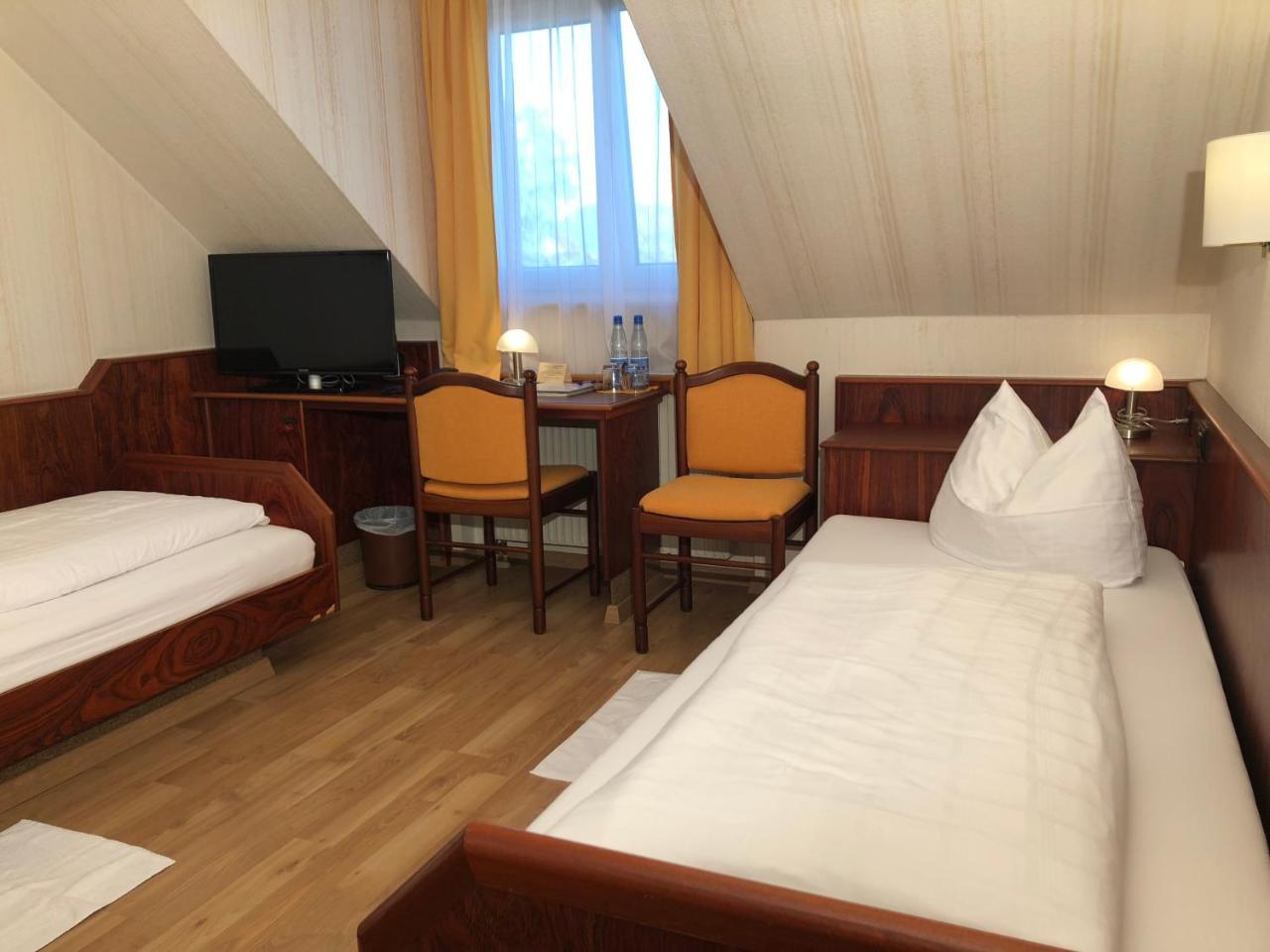 Hotel-Restaurant Und Gaestehaus Loewen Süßen Buitenkant foto