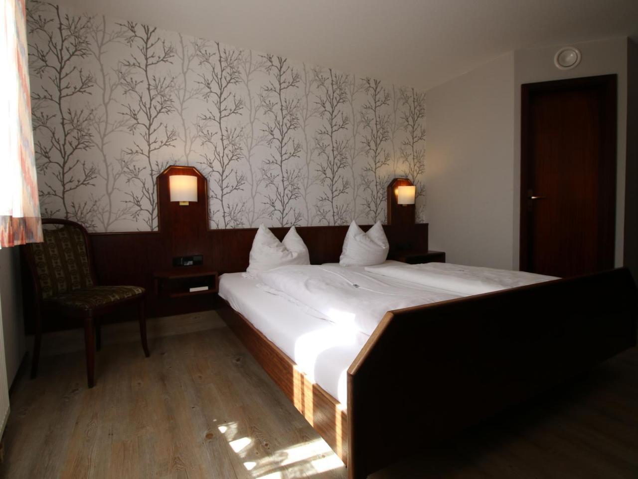Hotel-Restaurant Und Gaestehaus Loewen Süßen Buitenkant foto