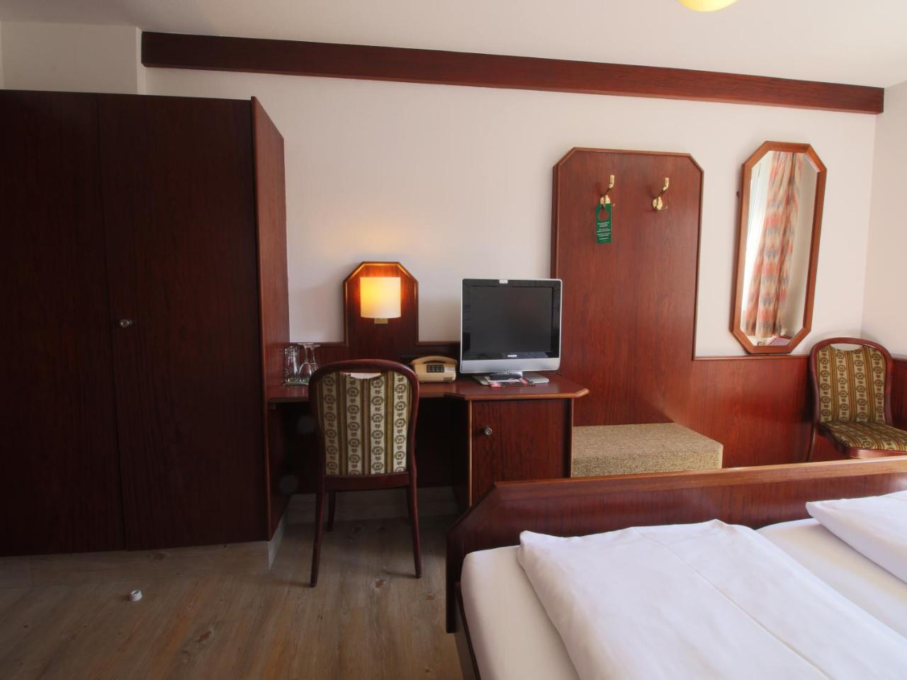 Hotel-Restaurant Und Gaestehaus Loewen Süßen Buitenkant foto