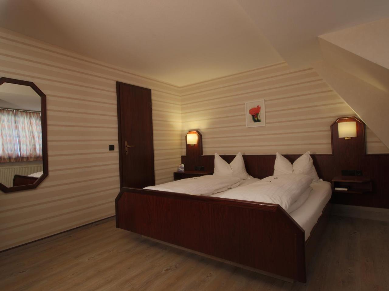 Hotel-Restaurant Und Gaestehaus Loewen Süßen Buitenkant foto