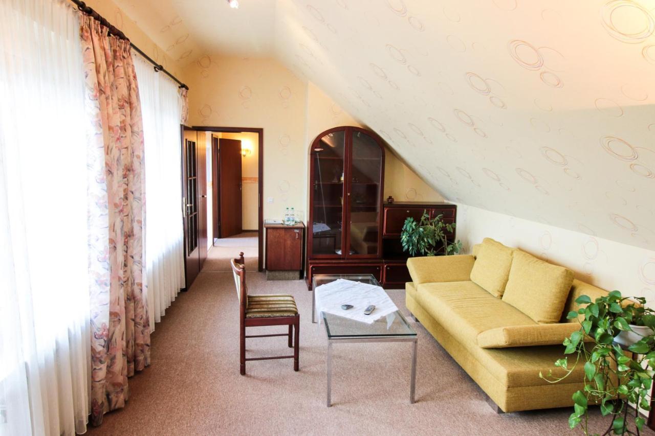 Hotel-Restaurant Und Gaestehaus Loewen Süßen Buitenkant foto