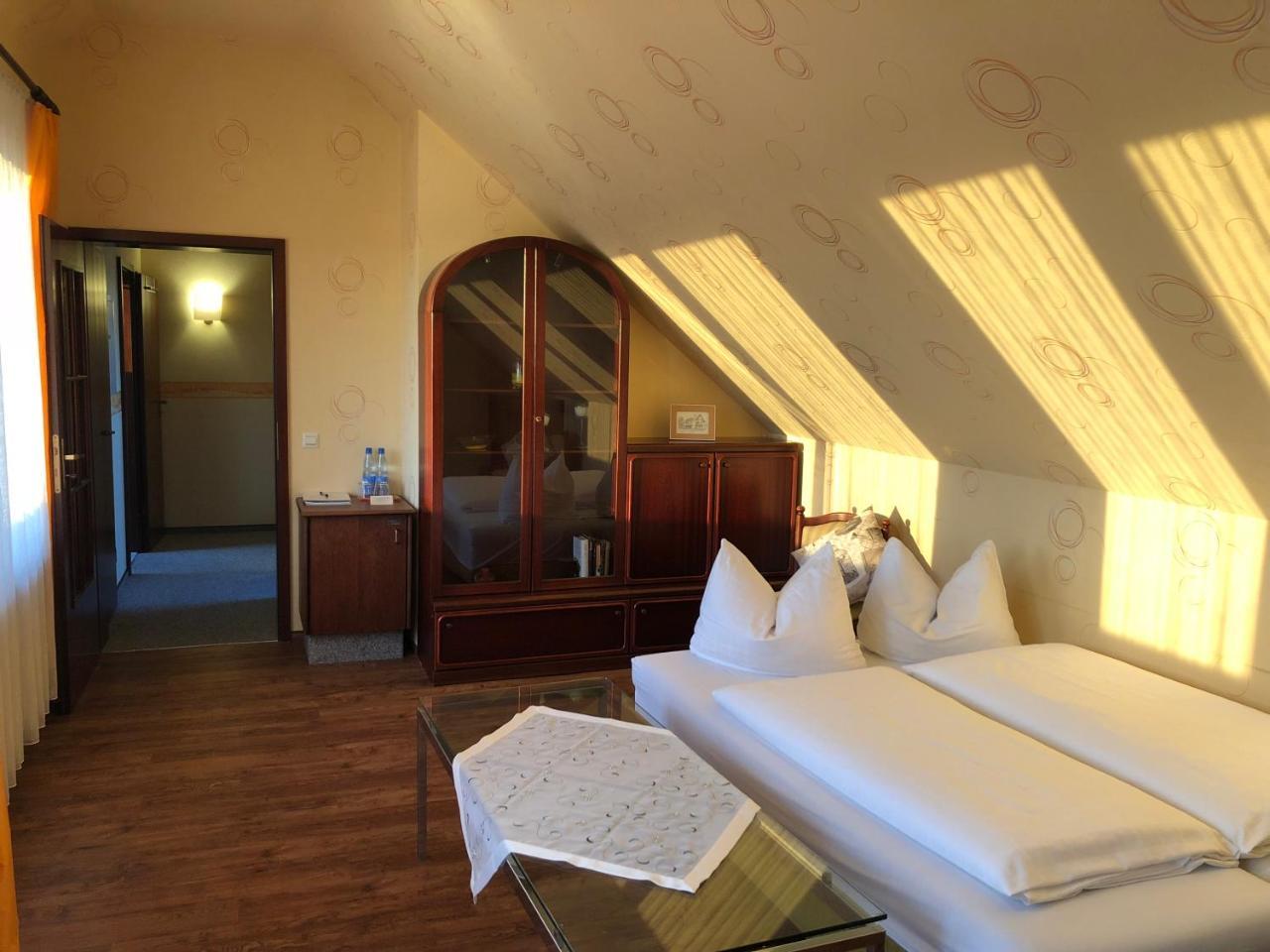 Hotel-Restaurant Und Gaestehaus Loewen Süßen Buitenkant foto