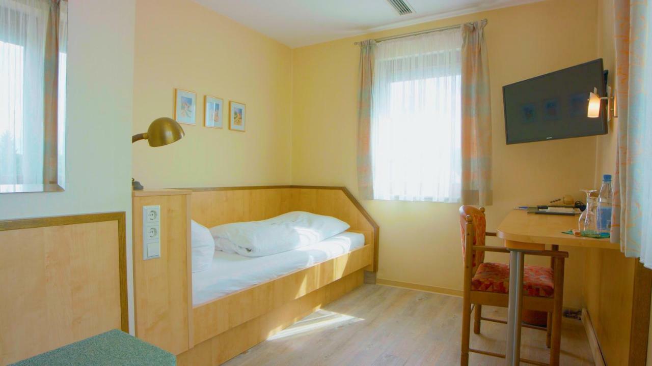 Hotel-Restaurant Und Gaestehaus Loewen Süßen Buitenkant foto