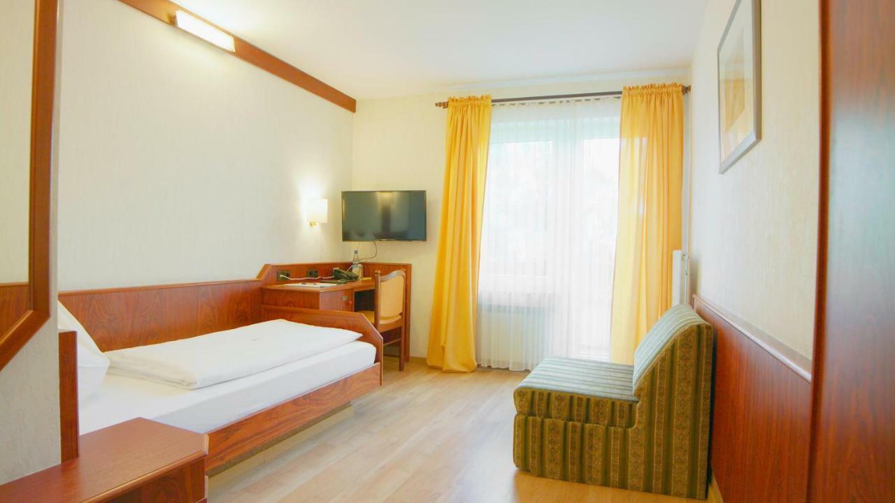 Hotel-Restaurant Und Gaestehaus Loewen Süßen Buitenkant foto